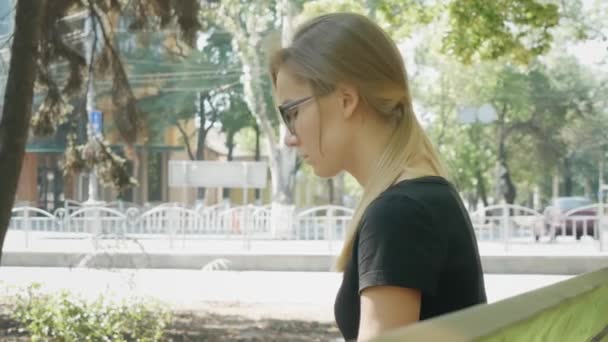 Jovem Mulher Branca Nervosa Óculos Espera Alguém Parque Cidade — Vídeo de Stock