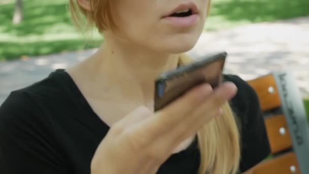 Ευτυχισμένο Κορίτσι Στα Γυαλιά Χρησιμοποιώντας Ένα Έξυπνο Τηλέφωνο Αναγνώριση Φωνής — Αρχείο Βίντεο