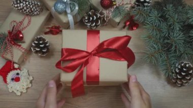 Noel ve Yeni Yıl tatillerinde satış. Mağaza vitrinleri, alışveriş merkezleri ve reklam arka plan konsepti için yüzde 70 indirim bilgilendirici yazıt ile Festival dekorasyon