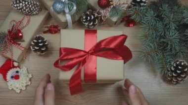 Noel ve Yeni Yıl tatillerinde satış. Mağaza vitrinleri, alışveriş merkezleri ve reklam arka plan konsepti için yüzde 85 indirim bilgilendirici yazıt ile Festival dekorasyon