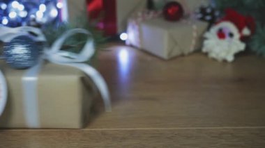 Noel alışveriş sezonu nda %85'e varan indirim. Noel hediyesi veren kadın elleri. Noel büyük satış metni kapatın. Kış tatilleri. Yeni yıl 2020. Düz yatıyordu.