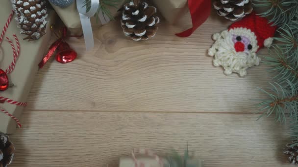 クリスマスの大きな販売テキストを閉じます 割引オファー 木製の背景の上のビューにラップされたプレゼントボックス 冬休み 2020年新年 フラットレイ — ストック動画