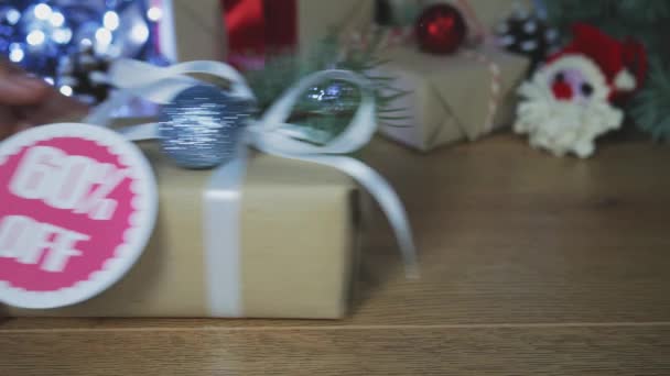 Natal Desconto Temporada Compras Até Fora Mãos Femininas Dando Presente — Vídeo de Stock