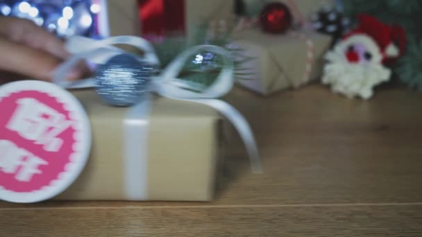 Weihnachtseinkäufe Bis Rabatt Frauenhände Machen Weihnachtsgeschenk Hautnah Weihnachtlicher Verkaufstext Winterurlaub — Stockvideo