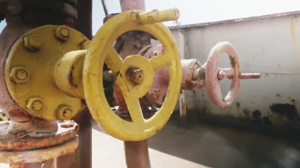 Válvula Amarilla Delgadas Tuberías Oxidadas Rojas Barco Mar Maquinaria Equipo — Vídeos de Stock