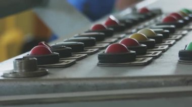  Bir geminin köprüsünün kontrol odasının içindeki sahneler. Bir gemide navigasyon panosu. kaptan kontrol iletişim odası, el bir düğmeye basın. Geçiş anahtarları ile gemi kontrol paneli. Yakın çekim