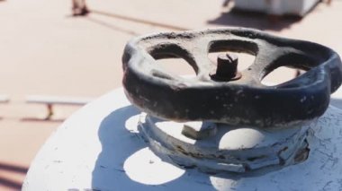 Deniz gemisinde ince beyaz paslı borularda siyah vana. Bir geminin makine ve ekipmanları.