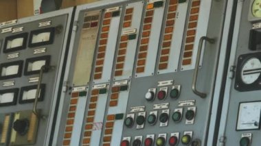  Bir geminin köprüsünün kontrol odasının içindeki sahneler. Bir gemide navigasyon panosu. kaptan kontrol iletişim odası, el bir düğmeye basın. Geçiş anahtarları ile gemi kontrol paneli. Yakın çekim