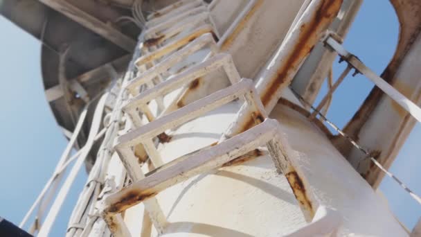 航海船 ヨットマスト 航海船 下から見たヨットマスト クローズアップ 船のメインマストに金属はしご — ストック動画