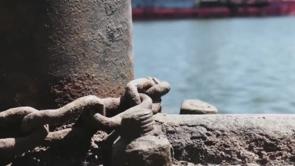锚链在海中 肥老生锈的钢链挂 以海为背景 近距离观察港口平台上生锈的链条 — 图库视频影像