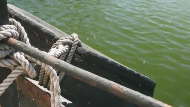 Close Corda Náutico Amarrado Torno Estaca Barco Navio Corda Ancoragem — Vídeo de Stock