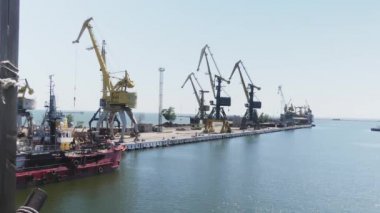 Deniz limanı vinçleri. Yaz aylarında ticari liman çelik. Kentsel peyzaj. Limanda kargo gemisi. Tersanede geminin inşaatı 