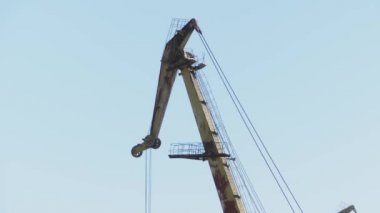 Deniz limanı vinçleri. Yaz aylarında ticari liman çelik. Kentsel peyzaj. Limanda kargo gemisi. Tersanede geminin inşaatı 