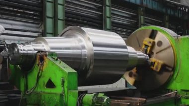 Büyük rulo fabrikada metal haddeleme makinesi üzerinde oluşturulur. Profillerin oluşturulması, çelik sacdan rulo oluşturma makinesi. Haddehane hazırlama atölyesi. Makine parçalarının işlenmesi.