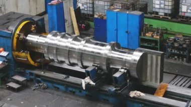 Büyük rulo fabrikada metal haddeleme makinesi üzerinde oluşturulur. Profillerin oluşturulması, çelik sacdan rulo oluşturma makinesi. Haddehane hazırlama atölyesi. Makine parçalarının işlenmesi.
