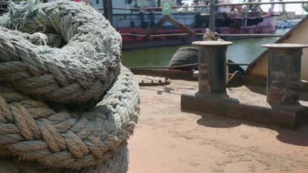 特写航海结绳绑在船或船的桩上 船系绳 船上的海上绳索船离开港口 船舶在港口 — 图库视频影像