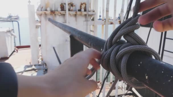 Nahaufnahme Nautischen Knoten Seil Pfahl Auf Boot Oder Schiff Gebunden — Stockvideo