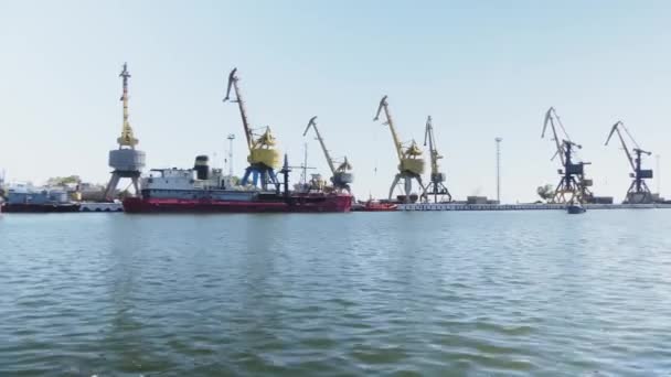 海港クレーン 夏の日の商業港の鋼鉄 都会の風景 港で貨物船造船所での船舶の建設 — ストック動画