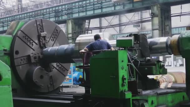 Gros Rouleau Sont Créés Sur Machine Laminage Métal Usine Création — Video