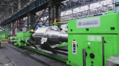 Büyük rulo fabrikada metal haddeleme makinesi üzerinde oluşturulur. Profillerin oluşturulması, çelik sacdan rulo oluşturma makinesi. Haddehane hazırlama atölyesi. Makine parçalarının işlenmesi.