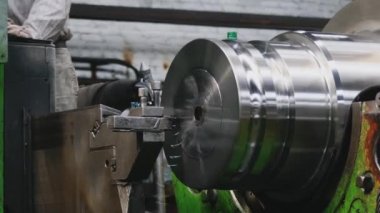 Büyük rulo fabrikada metal haddeleme makinesi üzerinde oluşturulur. Profillerin oluşturulması, çelik sacdan rulo oluşturma makinesi. Haddehane hazırlama atölyesi. Makine parçalarının işlenmesi.