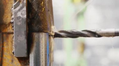 Pres formunun metal işleme ve makine imalatı süreci. Takım kesme ve soğutma sıvısı ile kalıpları matkap. Yakından kapatın. Frezeleme makinesi fabrikada metal detay üretir. Makine parçalarının işlenmesi