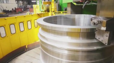 Numune parçasını kesen frezeleme makinesi. Tornayı iş başında çevirmek. Kesme aleti ile tornalama makinesinde boş metal bir metalin çalışması. Haddehane hazırlama atölyesi. Makine parçalarının işlenmesi