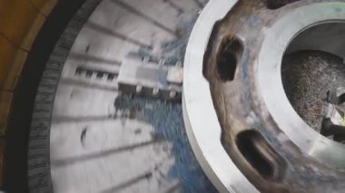 Numune parçasını kesen frezeleme makinesi. Tornayı iş başında çevirmek. Kesme aleti ile tornalama makinesinde boş metal bir metalin çalışması. Haddehane hazırlama atölyesi. Makine parçalarının işlenmesi