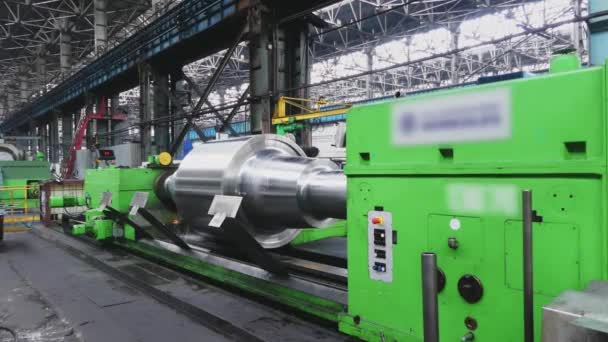 工場の金属圧延機に大きなロールが作られます プロファイルの作成 鋼板からのロールの作成のためのマシン 圧延工場準備ワークショップ 機械部品の加工 — ストック動画