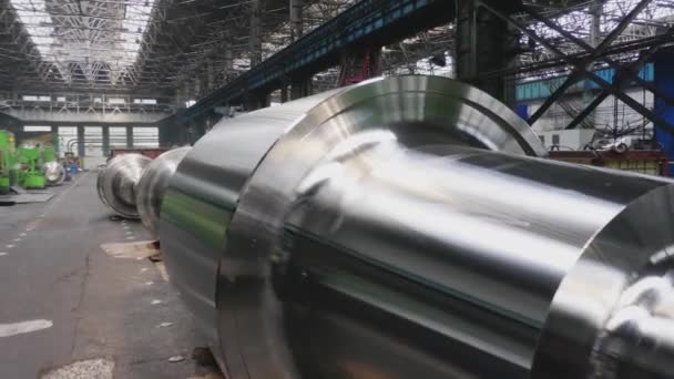 Ocelové Roládky Leží Podlaze Výrobní Dílně Závodu Výroba Ocelových Výrobků — Stock video