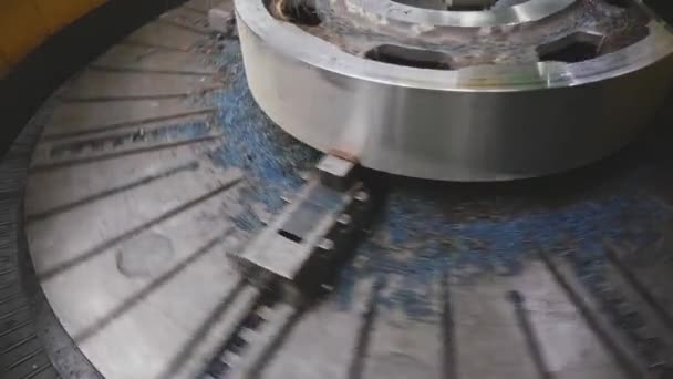 Numune Parçasını Kesen Frezeleme Makinesi Tornayı Başında Çevirmek Kesme Aleti — Stok video