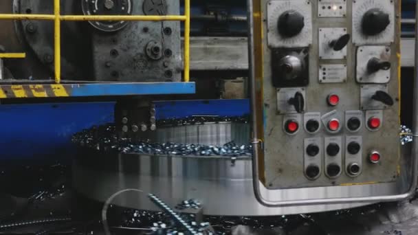 铣削机切割样品零件 在操作中转动车床 面对使用切削刀具的转向机床上的金属空白操作 轧机制备车间 加工机器零件 — 图库视频影像