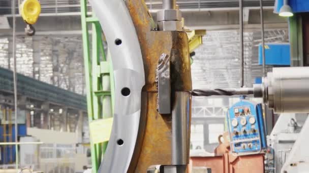 压机形式的金属加工和机器制造过程 工具切割和用冷却液钻孔模具 特写铣床在工厂生产金属细节 加工机器零件 — 图库视频影像