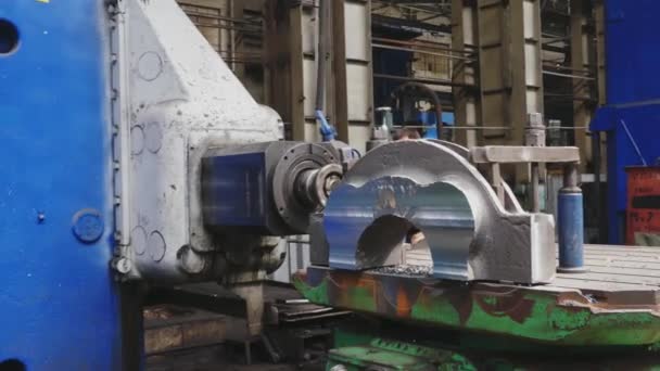 Fräsmaschine Die Das Musterteil Schneidet Drehmaschine Aktion Bearbeitung Eines Metallrohlings — Stockvideo