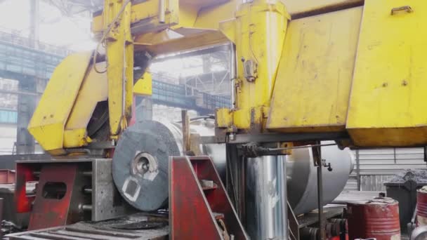 轧制成型卷金属作品 用于轧钢板的轧机 带冷却水的轧机 轧机制备车间 加工机器零件 — 图库视频影像