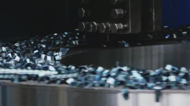 Numune parçasını kesen frezeleme makinesi. Tornayı iş başında çevirmek. Kesme aleti ile tornalama makinesinde boş metal bir metalin çalışması. Haddehane hazırlama atölyesi. Makine parçalarının işlenmesi