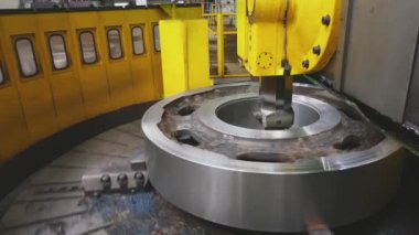 Numune parçasını kesen frezeleme makinesi. Tornayı iş başında çevirmek. Kesme aleti ile tornalama makinesinde boş metal bir metalin çalışması. Haddehane hazırlama atölyesi. Makine parçalarının işlenmesi