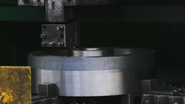 铣削机切割样品零件 在操作中转动车床 面对使用切削刀具的转向机床上的金属空白操作 轧机制备车间 加工机器零件 — 图库视频影像