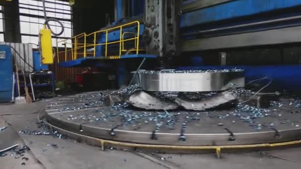 Fräsmaschine Die Das Musterteil Schneidet Drehmaschine Aktion Bearbeitung Eines Metallrohlings — Stockvideo