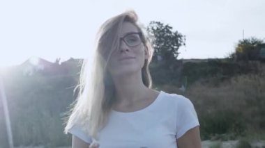 Retro kamera kullanarak fotoğraf çeken, gün batımında güzel denizi fotoğraflayan kadını kapatın. Tatilde seyahat yaşam tarzı gezi keyfini çıkarın. Sahilde duruyor.. 