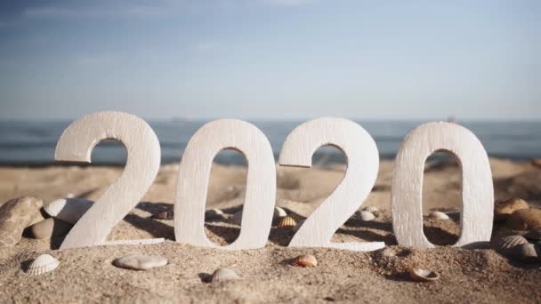 2020 Yılı Deniz Kıyısındaki Taşlar Kabuklar Arasında Kum Üzerinde Sayılar — Stok video