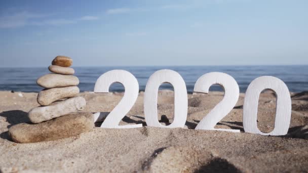 2020 Nummer Sand Bland Stenar Och Snäckor Seacoast Nyår 2020 — Stockvideo