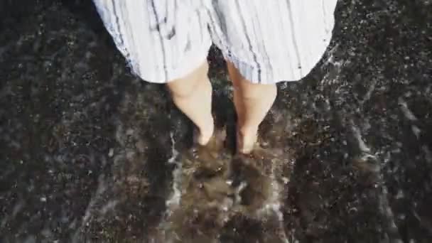 Vrouw Benen Maakt Kleine Sprongen Zee Water Bij Zonsondergang Close — Stockvideo