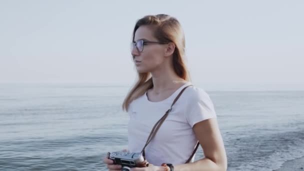 Mujer Cercana Con Cámara Retro Admirando Hermoso Mar Atardecer Disfrutar — Vídeos de Stock