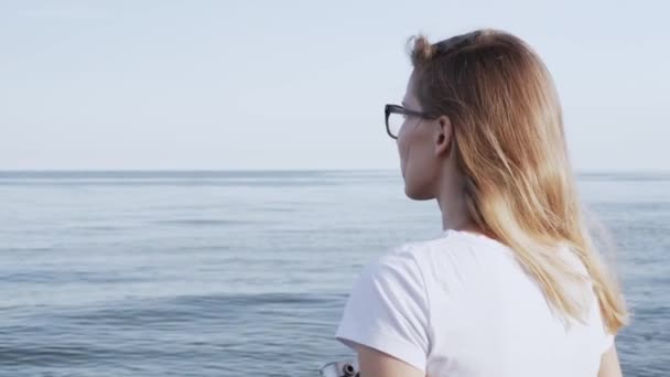 복고풍 카메라를 사용하여 사진을 일몰에 아름다운 바다를 촬영하는 여성을 닫습니다 — 비디오