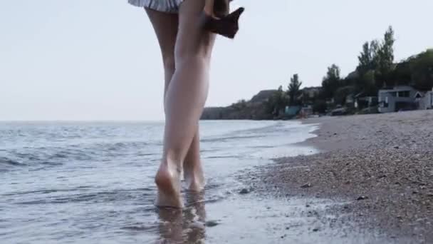 Сцена Женщиной Фотографом Старой Камерой Прогуливающейся Морскому Пляжу Закате Close — стоковое видео