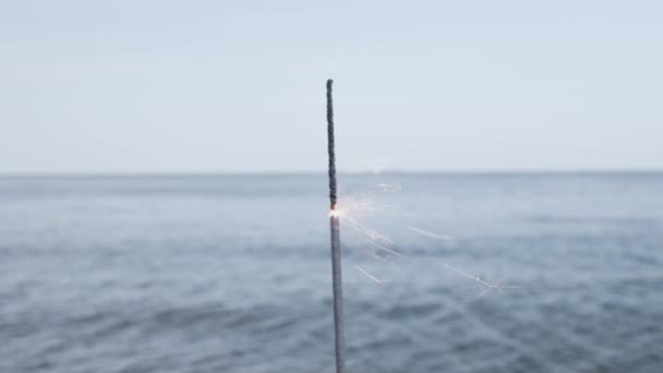 Fogos Artifício Faísca Queimando Com Luzes Fundo Mar — Vídeo de Stock