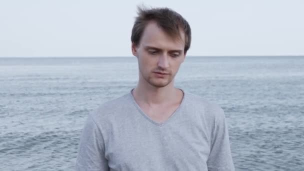 Retrato Atractivo Joven Caucásico Joven Sonriendo Confiado Playa Tranquila Junto — Vídeos de Stock