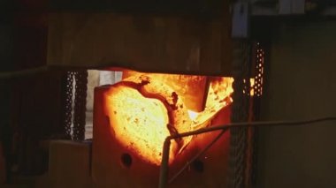 Erimiş metal boş. Kütük demirci basında dövülür. Makine Dökümhane'de Kesme Çelik Çubuğu'nu Çekiçler. karanlık atölyede çok sıcak demir çubuk kesme büyük mekanik demirci çekiç kaybetmek.