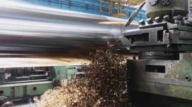 Çelik rulo yufklayan bir Cnc makinesinin yakın çekim. Bükümlü yongalar metal şekillendirme işlemi sırasında çelik metal bir parça kapalı uçan gelir. Makine atölyesinde torna aleti tıraşı. 